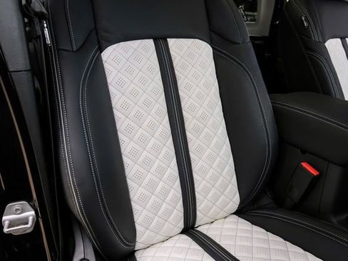 Used 2025 Jeep Wrangler Unlimited Rubicon w/ Technology Group image 26