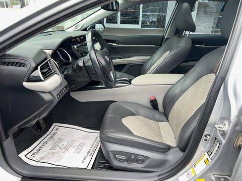 Used 2019 Toyota Camry XLE image 18