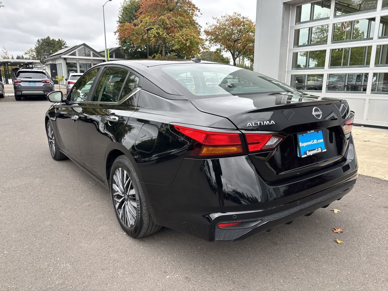 Used 2025 Nissan Altima 2.5 SV FWD image 3