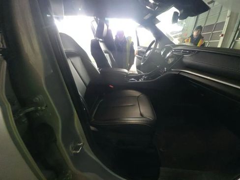 Used 2024 Jeep Grand Cherokee Limited w/ Black Appearance Package image 10