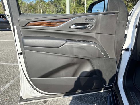 Used 2023 Cadillac Escalade Premium Luxury image 18