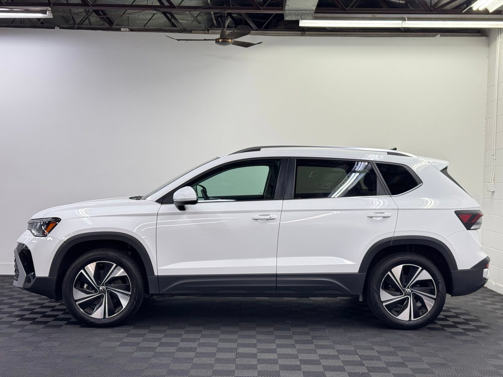 Used 2025 Volkswagen Taos SE AWD/4WD image 3