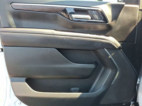 Used 2025 Chevrolet Suburban Z71 AWD/4WD image 13