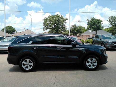 Used 2025 Kia Sorento LX FWD image 5