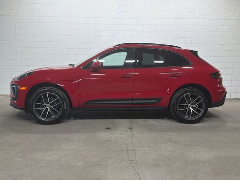 Certified 2025 Porsche Macan image 2