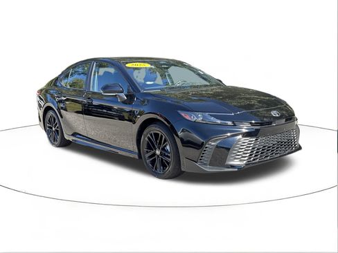 Used 2025 Toyota Camry SE image 1
