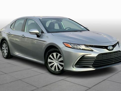 Used 2022 Toyota Camry LE image 3