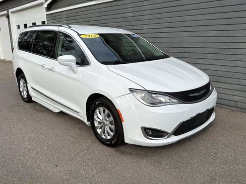 Used 2018 Chrysler Pacifica Touring-L FWD image 7