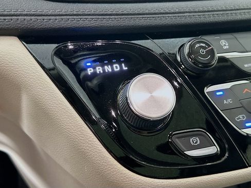 Used 2019 Chrysler Pacifica Limited FWD image 23