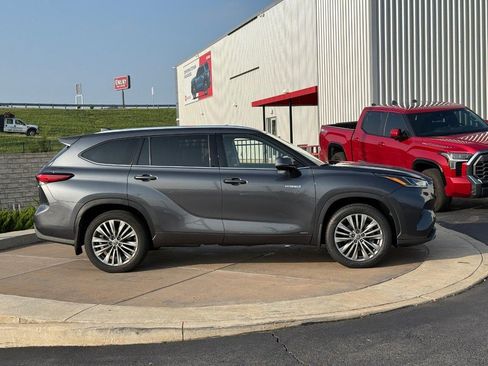 Certified 2020 Toyota Highlander Platinum AWD/4WD image 2