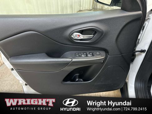 Used 2017 Jeep Cherokee Limited image 9