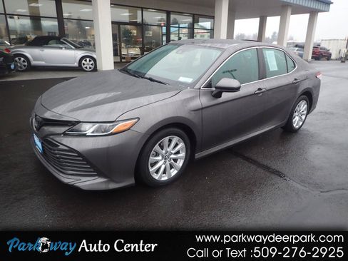 Used 2018 Toyota Camry LE FWD image 1