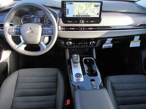 New 2025 Mitsubishi Outlander SE image 10