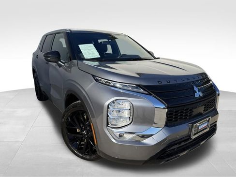 Used 2022 Mitsubishi Outlander SE FWD image 2