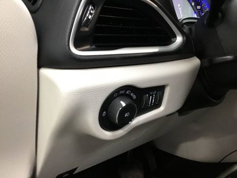 Used 2023 Chrysler Pacifica Touring-L image 9