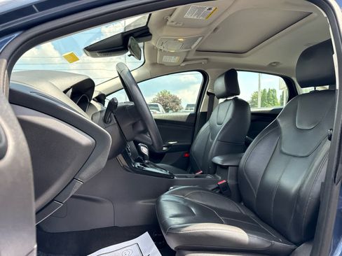 Used 2018 Ford Focus Titanium w/ Titanium Technology Package FWD image 11