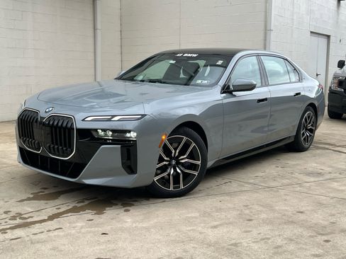 Used 2025 BMW 740i xDrive w/ Premium Package image 1