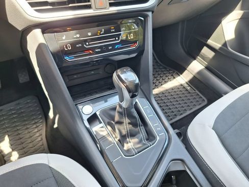 Certified 2025 Volkswagen Taos SE FWD image 16
