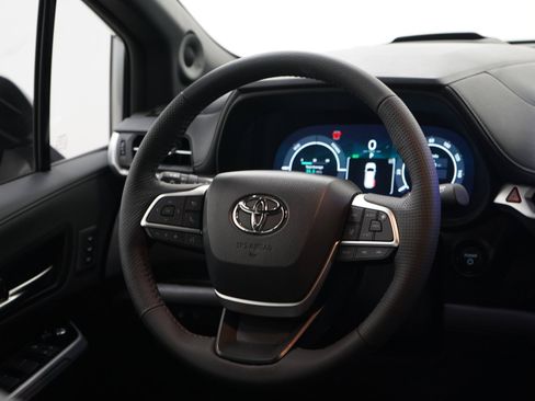 Used 2025 Toyota Sienna Platinum AWD/4WD image 16
