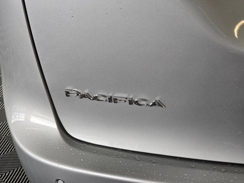 Used 2024 Chrysler Pacifica Touring-L image 14