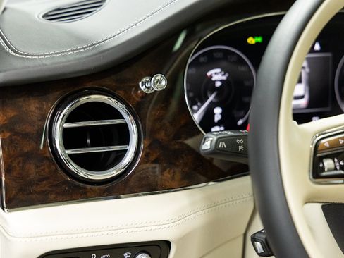 Used 2023 Bentley Bentayga AWD/4WD image 40