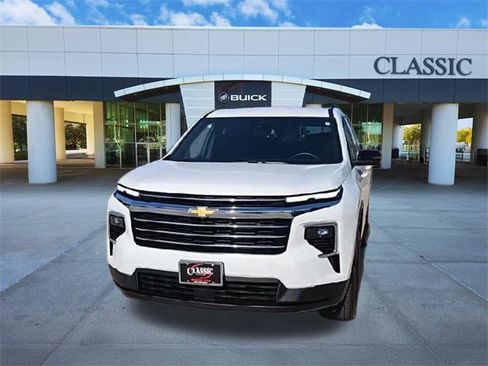 Used 2025 Chevrolet Traverse LT image 3