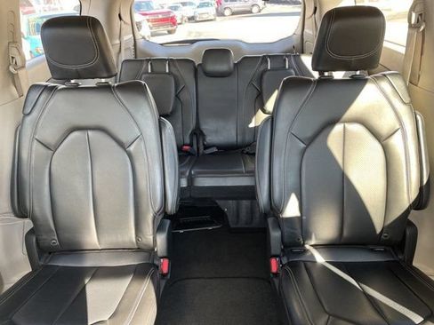Used 2023 Chrysler Pacifica Touring-L FWD image 14