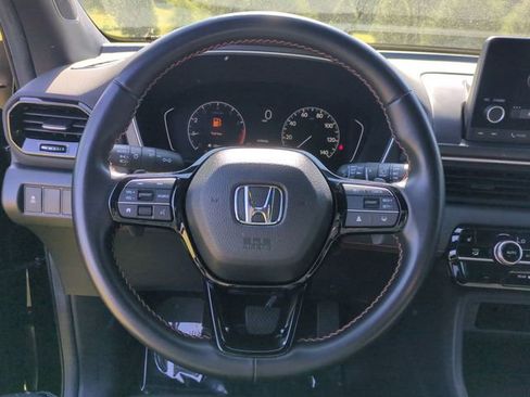 Used 2025 Honda Pilot Sport image 14