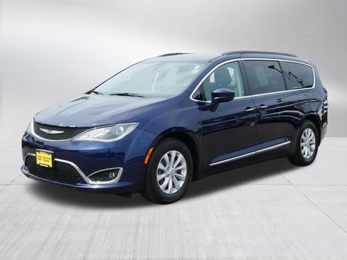 Used 2017 Chrysler Pacifica Touring-L FWD image 3
