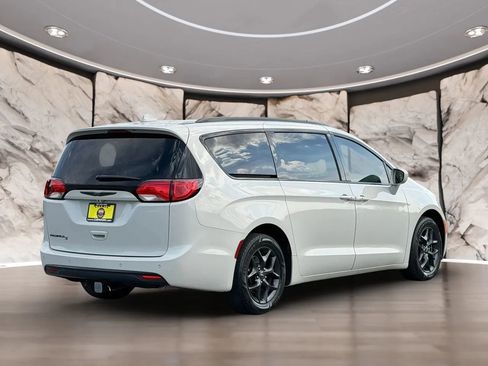 Used 2020 Chrysler Pacifica Touring-L w/ S Appearance Package FWD image 5