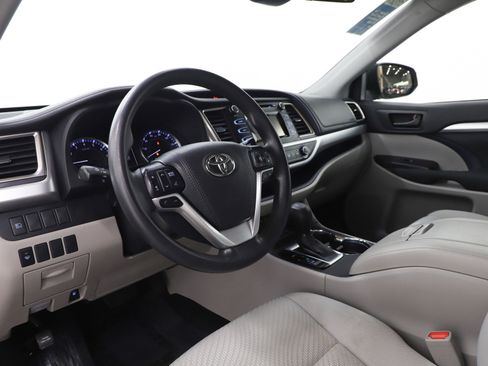 Used 2019 Toyota Highlander LE image 25