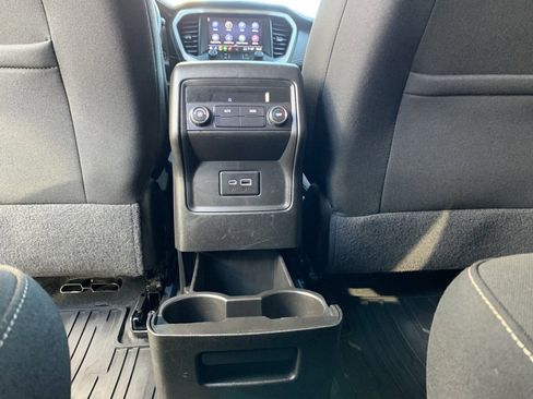 Used 2023 GMC Acadia SLE image 29