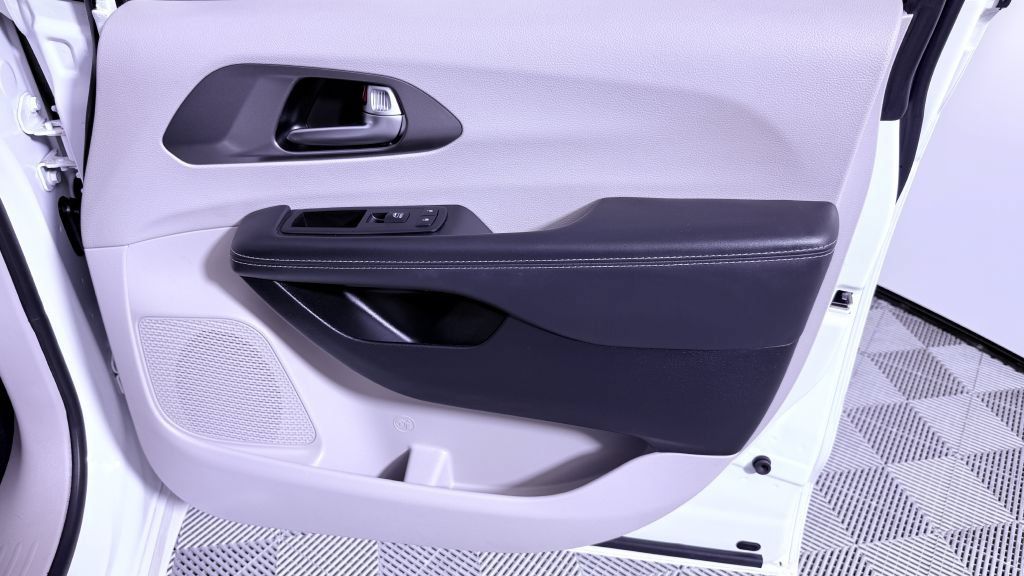 Used 2023 Chrysler Pacifica Touring-L FWD image 24