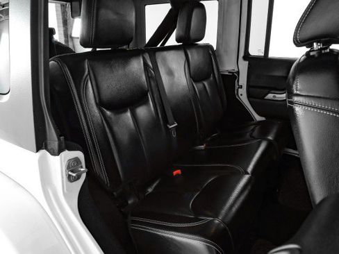 Used 2016 Jeep Wrangler Unlimited Sahara w/ Connectivity Group image 30