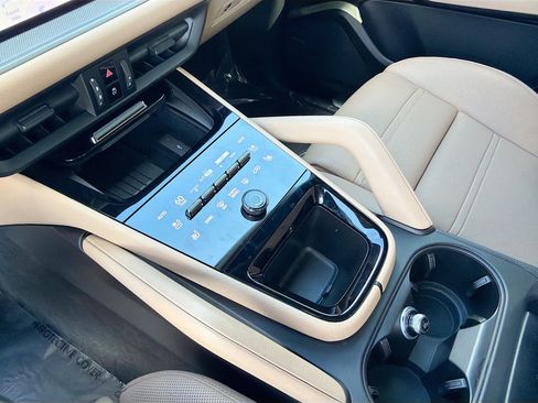 Used 2025 Porsche Cayenne Coupe image 31