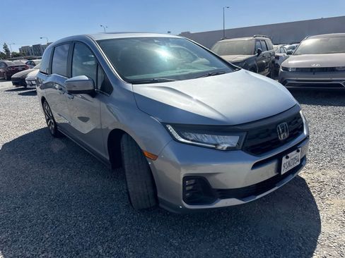 Used 2025 Honda Odyssey EX-L image 3
