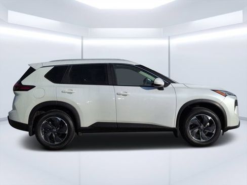 Used 2024 Nissan Rogue SV w/ SV Premium Package FWD image 2