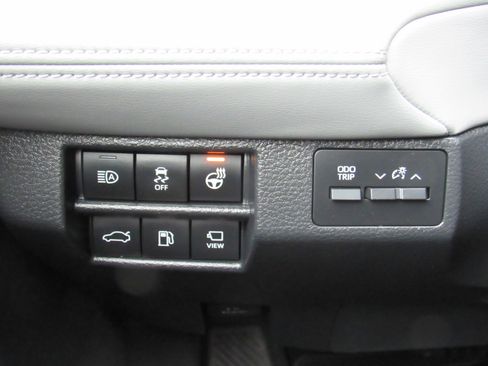 Used 2019 Toyota Avalon Limited image 17