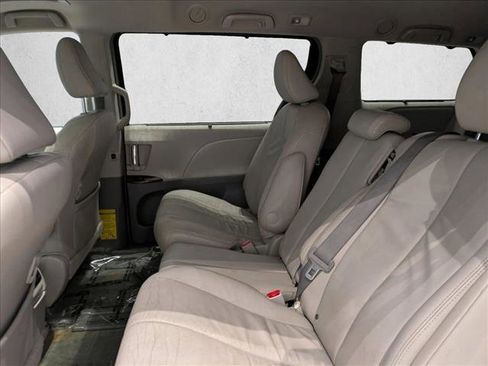 Used 2012 Toyota Sienna XLE image 19