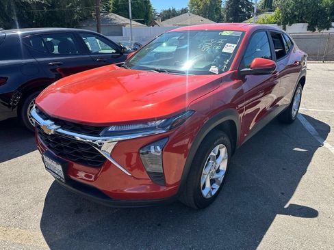 Used 2024 Chevrolet Trax LS w/ LS Convenience Package FWD image 3