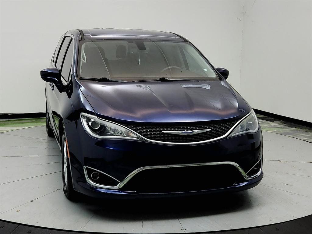 Used 2020 Chrysler Pacifica Touring FWD image 2