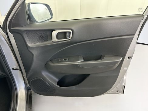 Used 2025 Hyundai Venue SEL FWD image 31