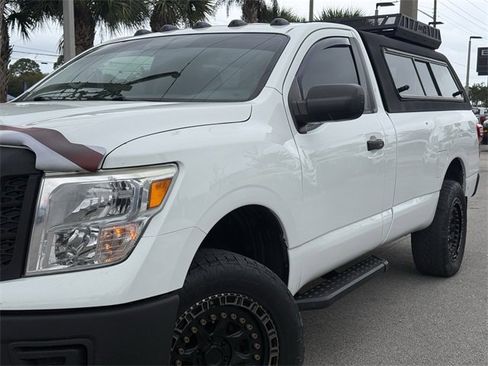 Used 2017 Nissan Titan S image 5