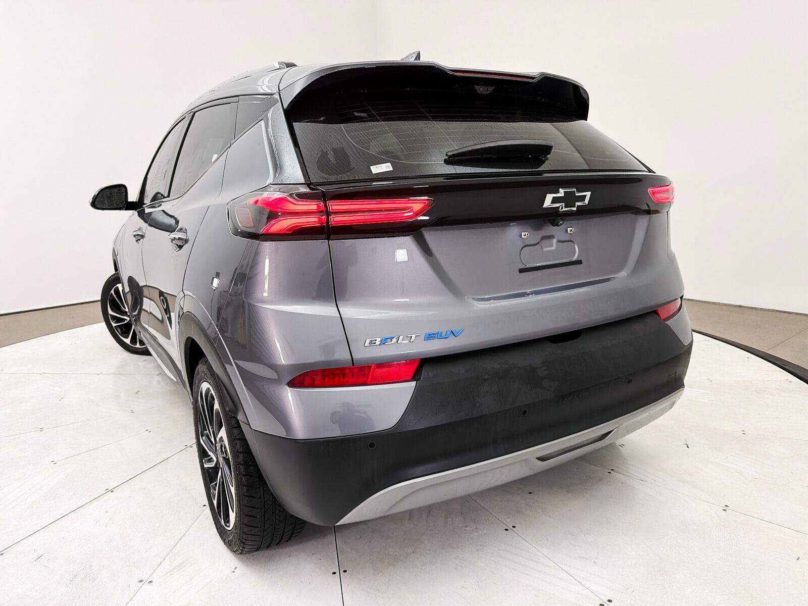 Used 2023 Chevrolet Bolt EUV Premier w/ Sun & Sound Package FWD image 11