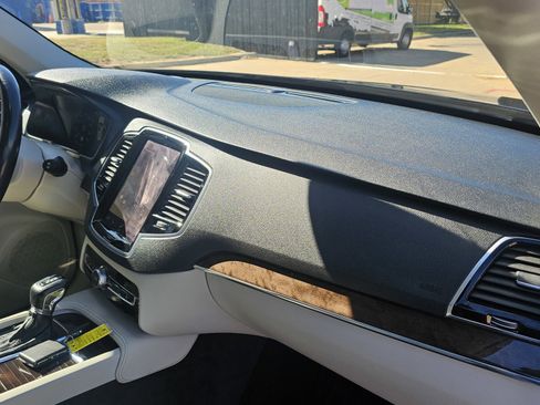 Used 2017 Volvo XC90 T6 Momentum w/ Vision Package image 31