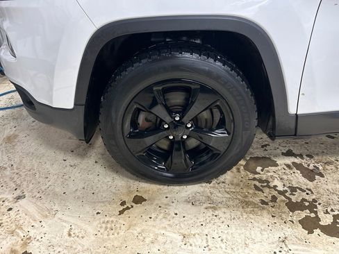 Used 2016 Jeep Cherokee Latitude w/ Cold Weather Group image 11