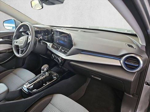Used 2025 Chevrolet Trax LT FWD image 21