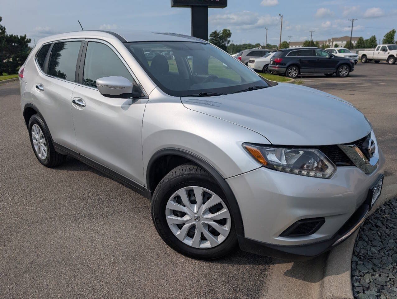 Used 2015 Nissan Rogue S FWD image 4