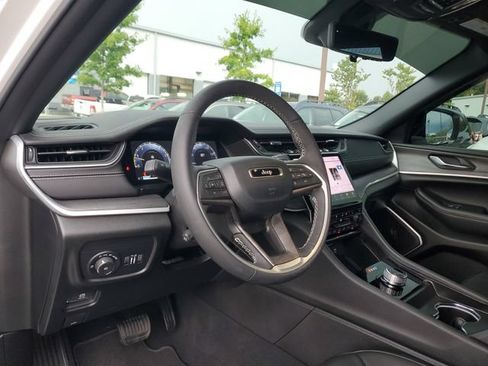 Certified 2025 Jeep Grand Cherokee Limited w/ Luxury Tech Group II RWD image 22