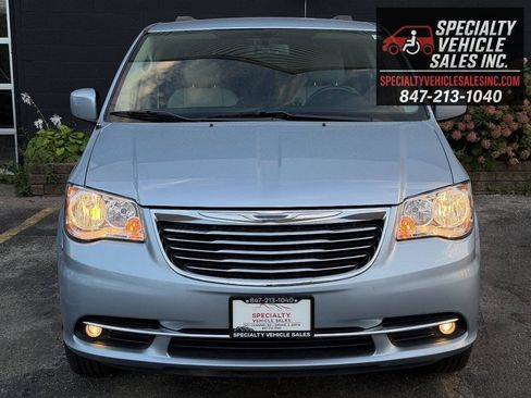 Used 2013 Chrysler Town & Country Touring FWD image 10